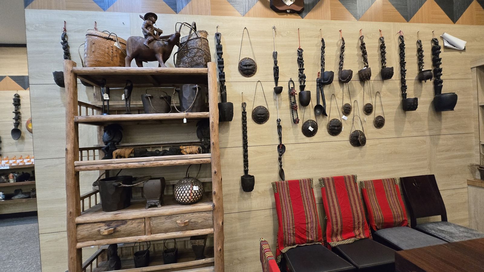 Có thể là hình ảnh về một hoặc nhiều người, Fushimi Inari Taisha và văn bản