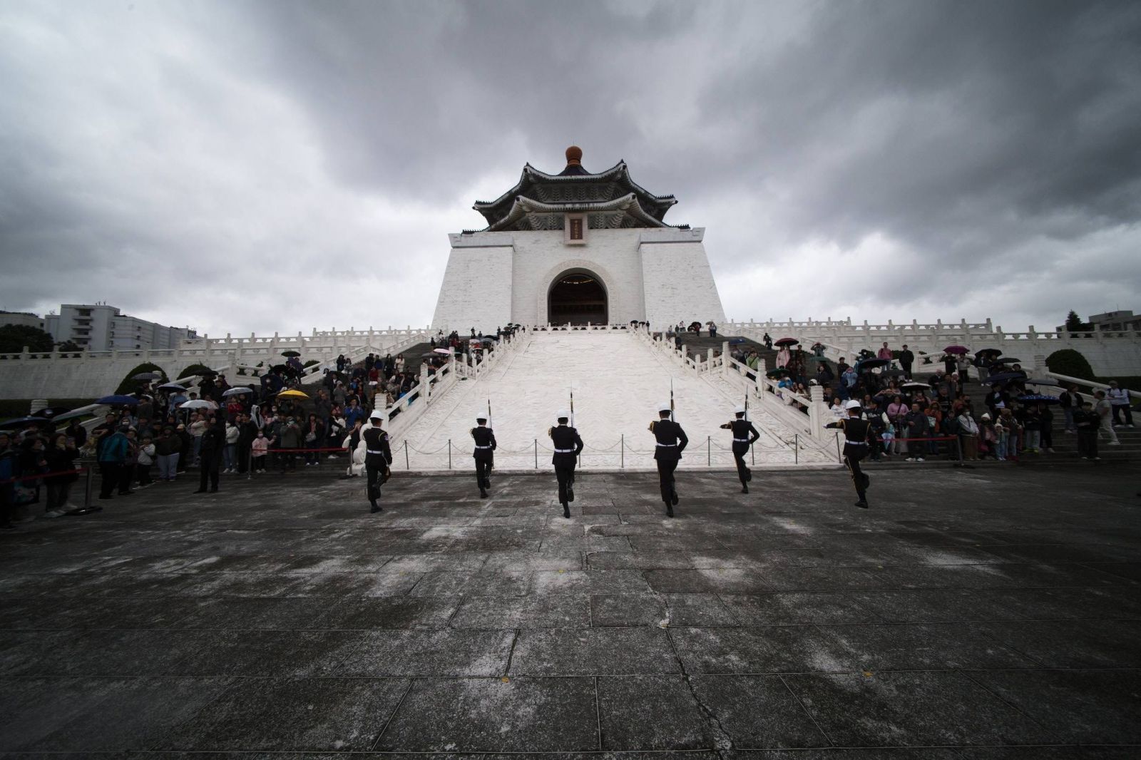Có thể là hình ảnh về một hoặc nhiều người và đài kỷ niệm