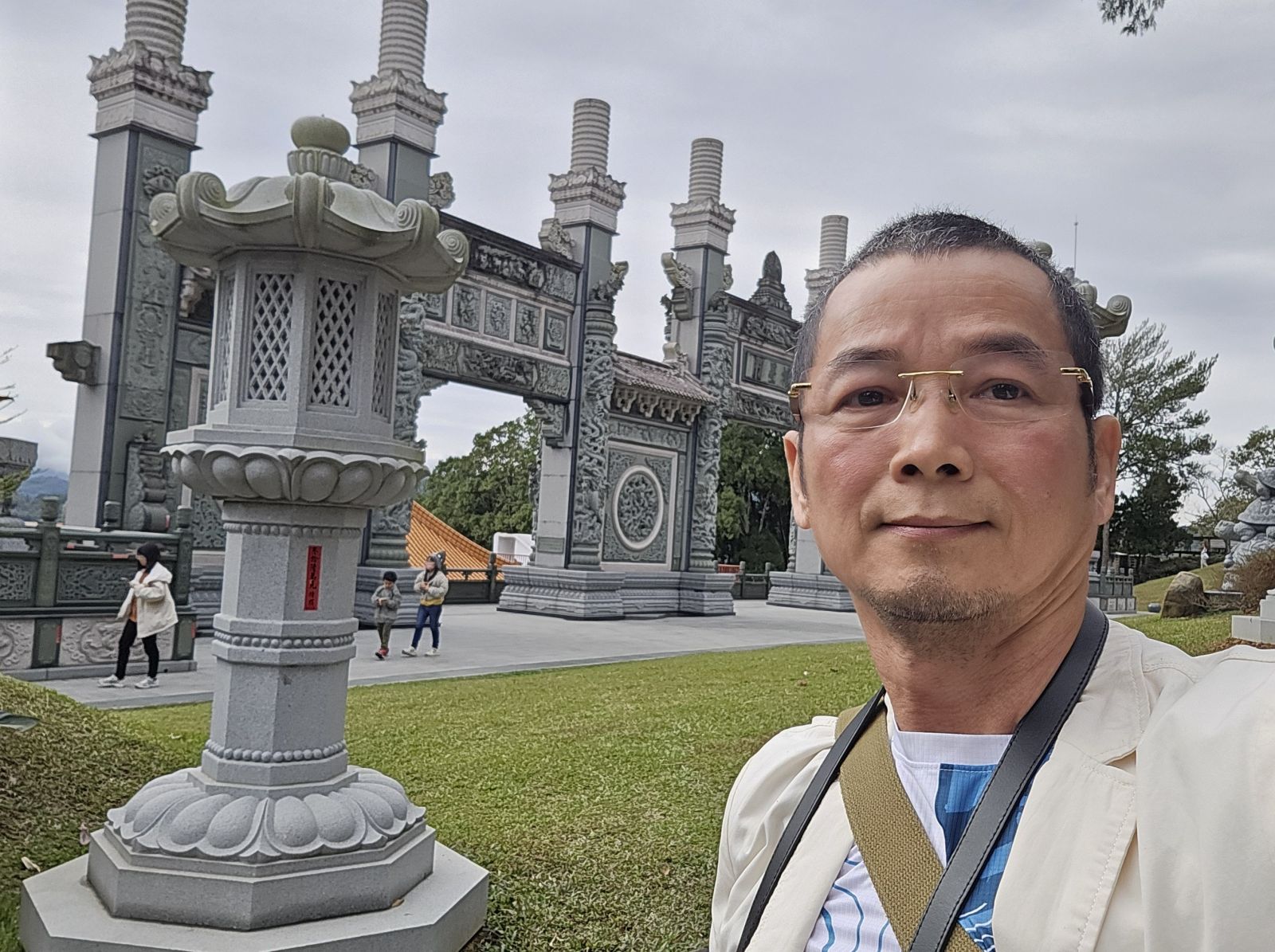 Có thể là hình ảnh về một hoặc nhiều người và Thiên Đàn